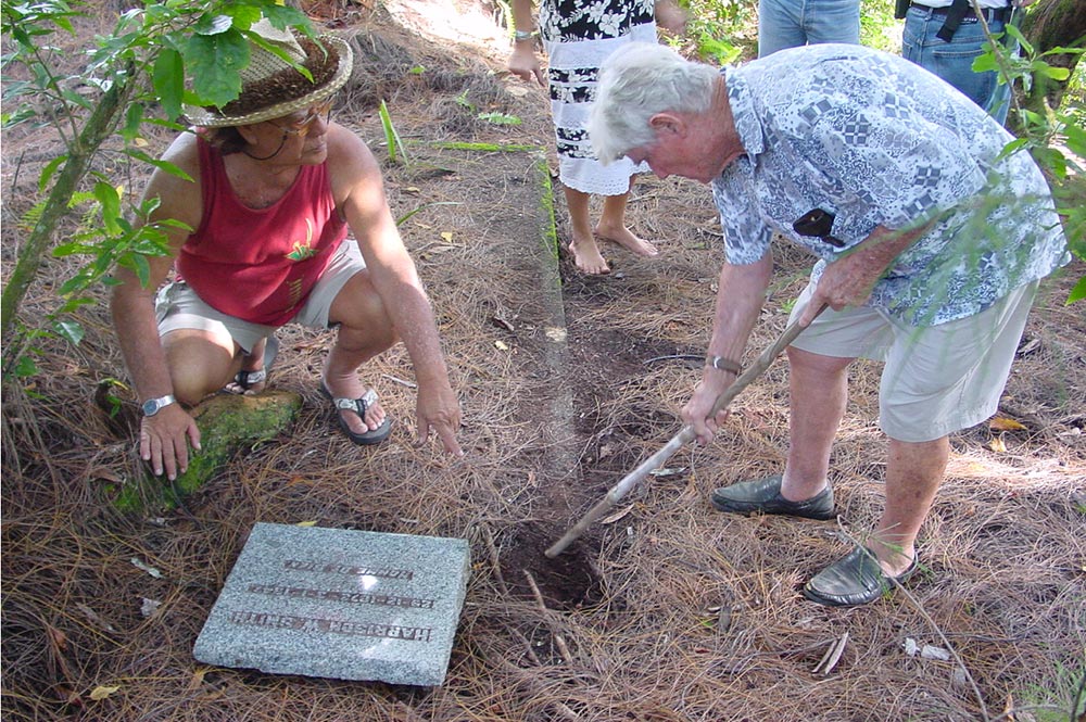 Talo Pambrun et J.F Boubée devant la tombe d'Harrison Smith en 2008