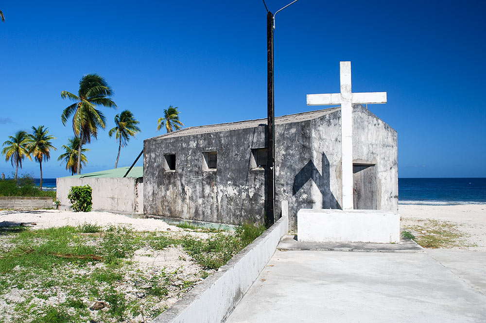 Hangar et croix à Napuka