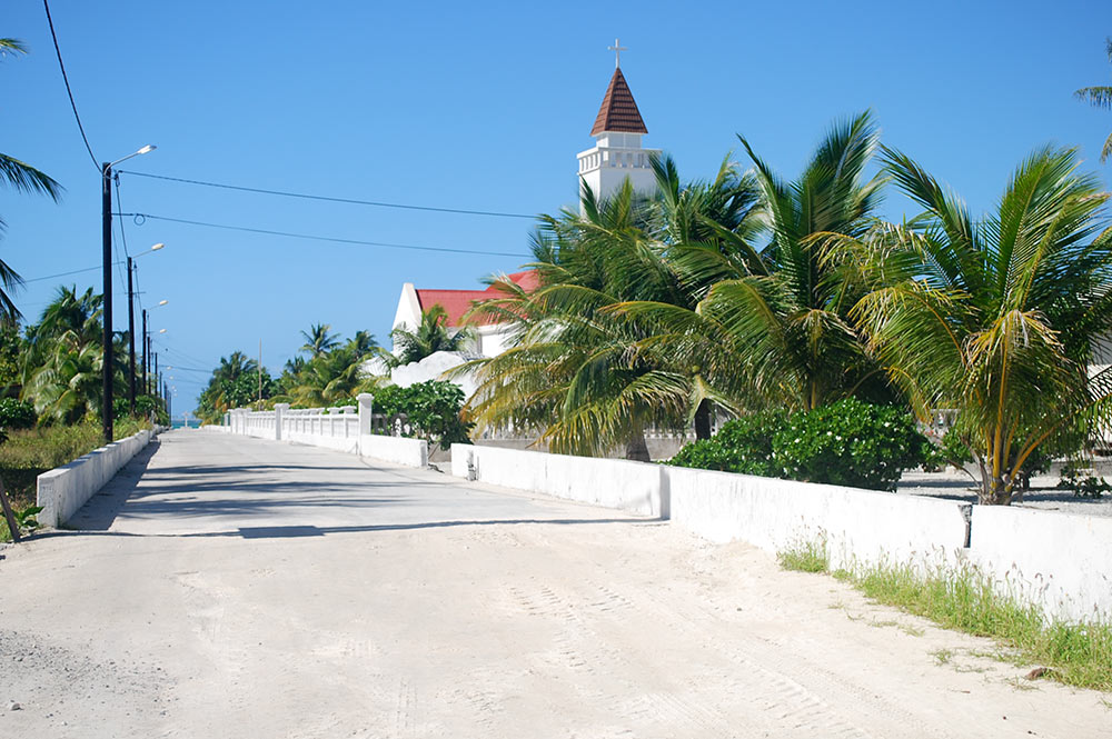 Village de Tepukamaruia à Napuka, rue de l'église © Tahiti Heritage