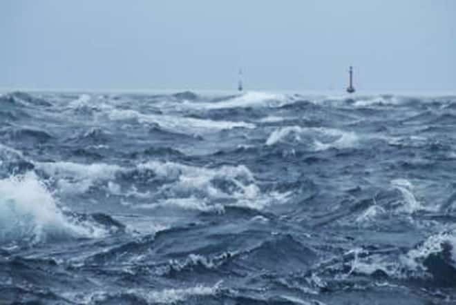 Passe de Ganue à Raroia pendant la tempête.