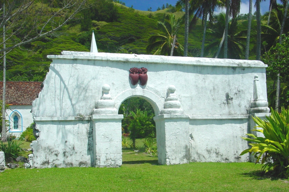 Portail de Taravai. Gambier. Photo Olivier Babin 2003