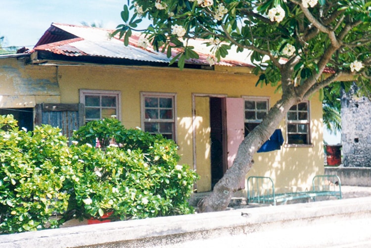 Maison jaune d'Hititake, à Amanu. © Tahiti Heritage