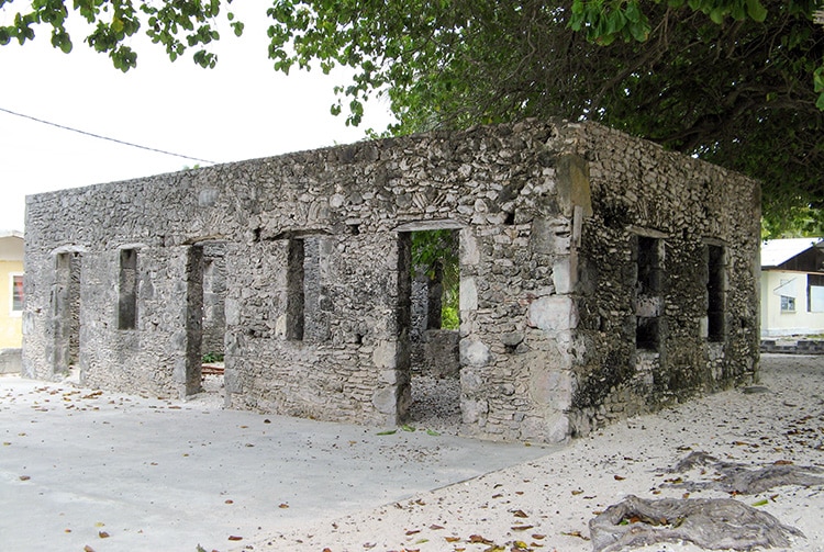 Maison en pierres pres de la passe de Hititake à Amanu