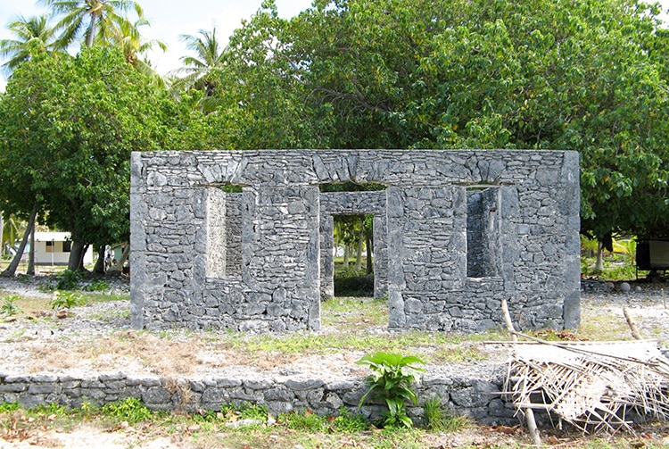 Maison en pierres pres de la darse de Hititake à Amanu