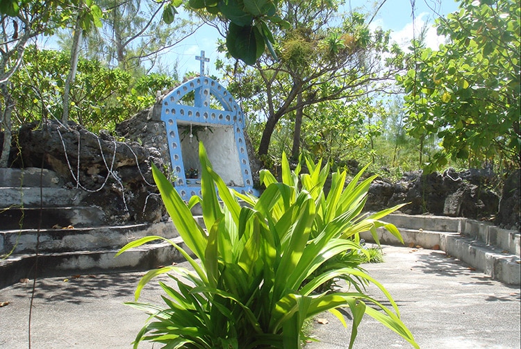Grotte de Lourdes de Tukuhora, Anaa Tuamotu en 2008 © Tahiti Heritage