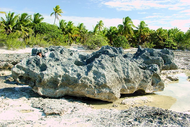 Trois cailloux de Oterekia, à Anaa, Tuamotu