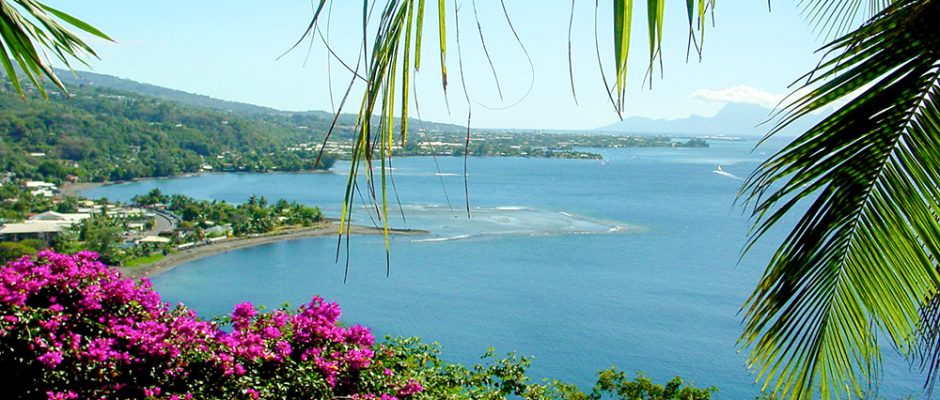 Belvédère et banc du gouverneur du Tahara'a © Tahiti Heritage