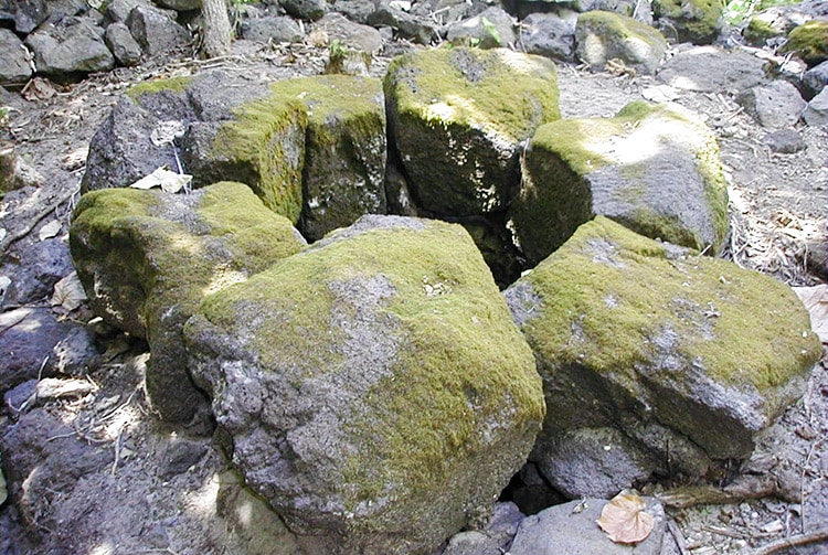 Cheminée du four à chaux de Te ana'o Tiki à Aukena. © Tahiti Heritage