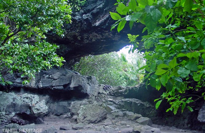 Grotte percée de Aukena, Gambier © Tahiti Heritage