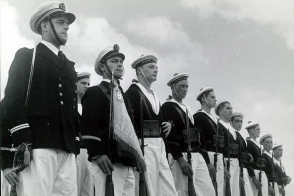 Piquet d'honneur présentant les armes lors de l'enterrement d'Alain Gerbault à Bora-Bora le 4 octobre 1947. ANOM
