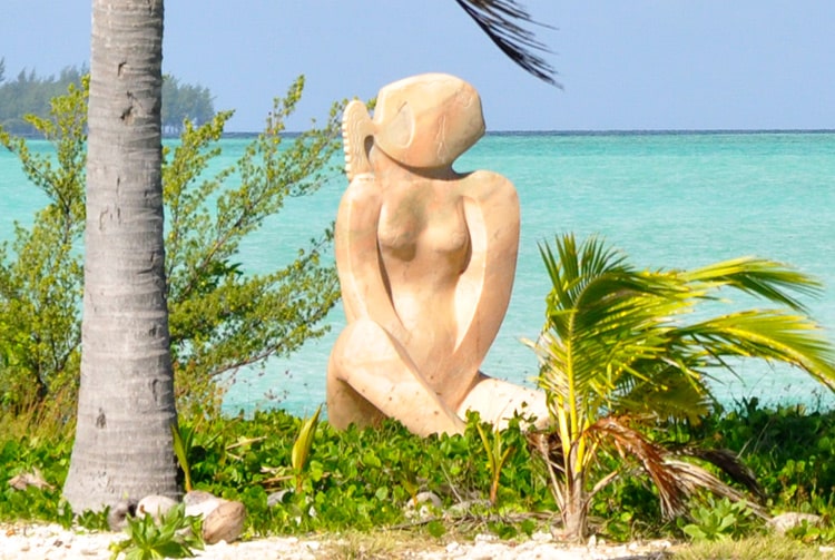 Vahine e ia, sculpture de l'aéroport de Bora Bora. Photo Elsa Fernicle