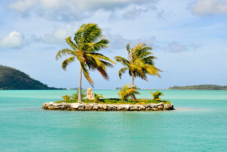 Vahine e ia, sculpture de l'aéroport de Bora Bora. Photo Elsa Fernicle