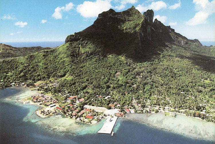 Village de Vaitape à Bora Bora dans les années 80