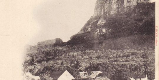 Village de Faanui et le mont Pahia à Bora Bora.