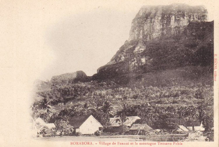 Village de Faanui et le mont Pahia à Bora Bora.