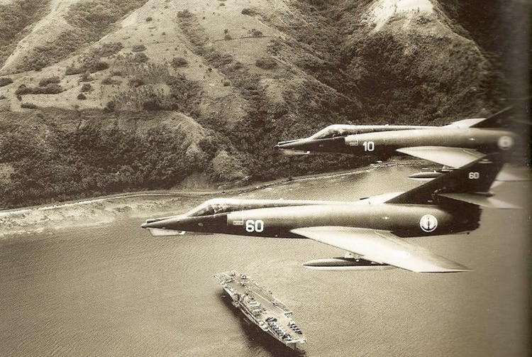 Avions Etendard devant le porte-avions Clémenceau à Vaiaro (Tahiti) en 1968