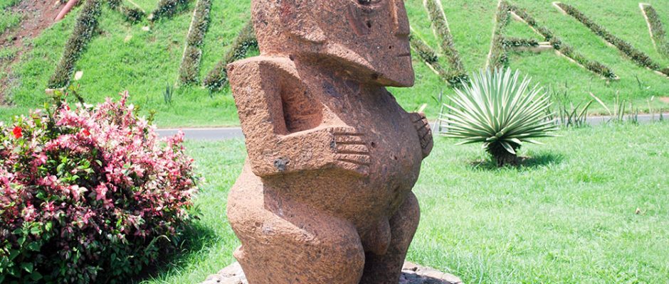 Tiki guerrier des Australes du rond point de l'aéroport de Faa'a