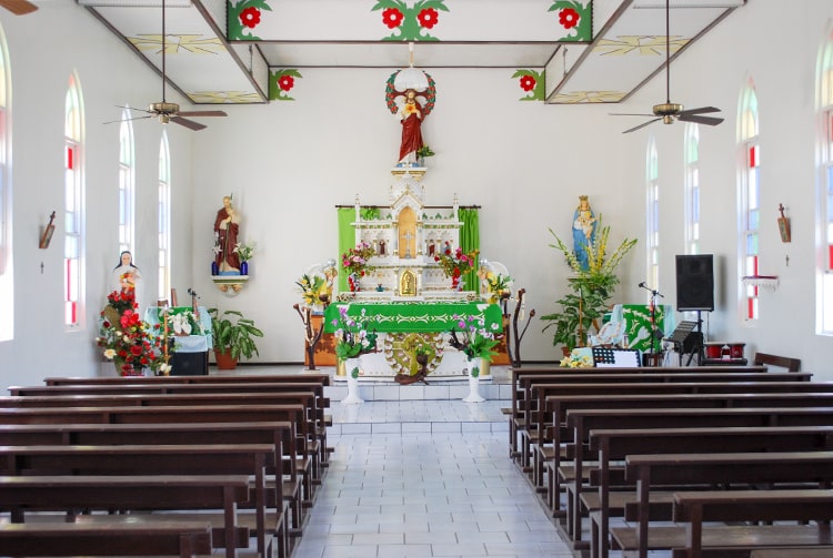 Intérieur de l'église Saint-Athanas de Fakahina © Tahiti Heritage