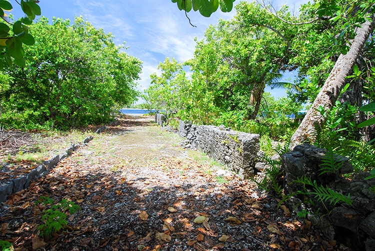 Village de Tetamanu, la rue derrière l'église menant à la passe 