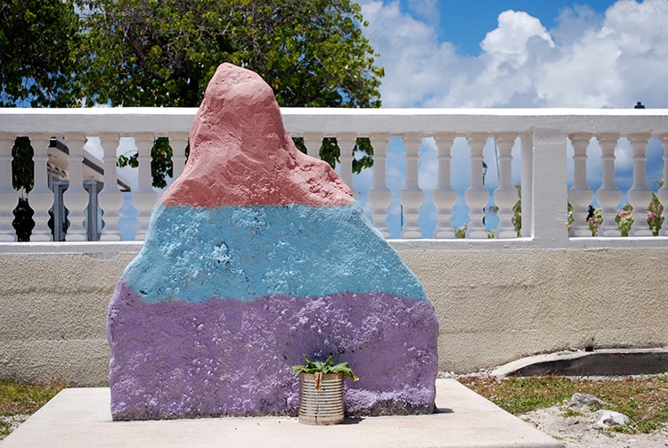 Pierre des droits des enfants de l'école primaire de Fakarava © Tahiti Heritage