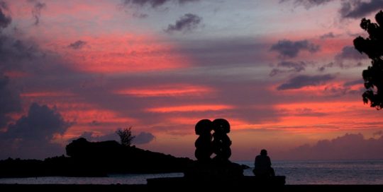 Coucher de soleil à Omoa, Fatu Hiva. Photo Purutaa.