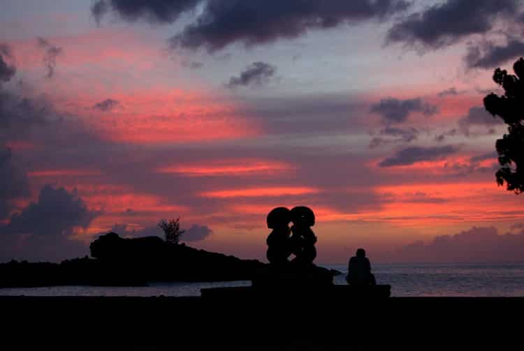 Coucher de soleil à Omoa, Fatu Hiva. Photo Purutaa.