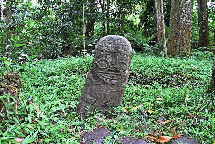 Tiki souriant d'Utukua, Hiva Oa. Photo Bruno Lupan