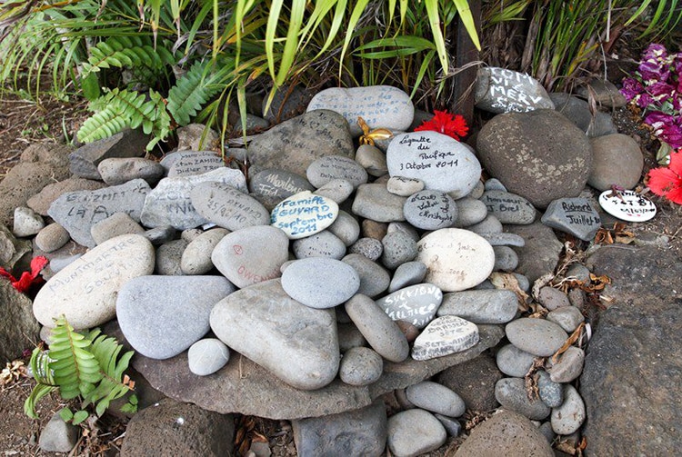 Galets sur la tombe de Jacques Brel, Hiva Oa. Photo Bruno Lupan