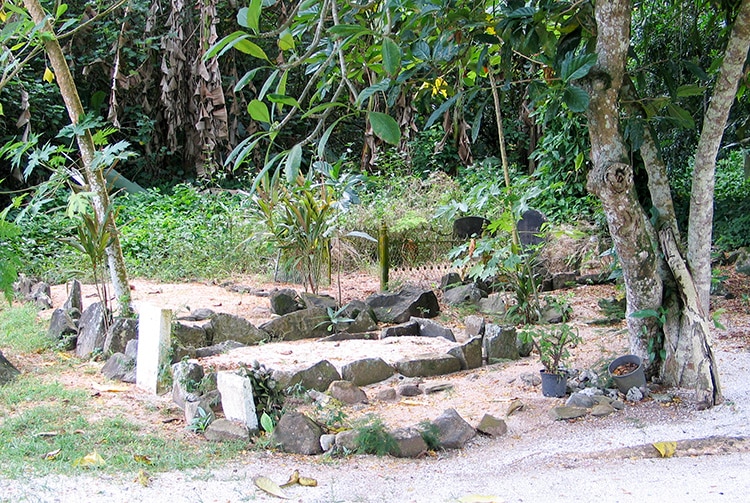 Vieux cimetière de Fare, a Huahine