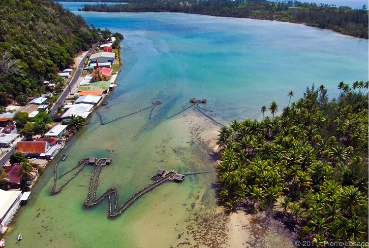 Pièges à poissons de Maeva à Huahine. Photo Pierre Lesage