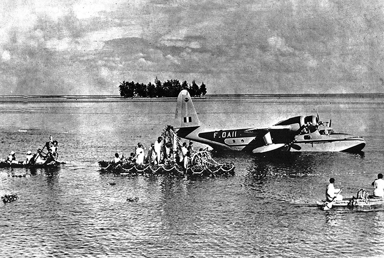 Le Grumann - Mallard d'Air Tahiti F. OAI I reçoit, dans le port de Papeete, N.-D. de Fatima en 1953.