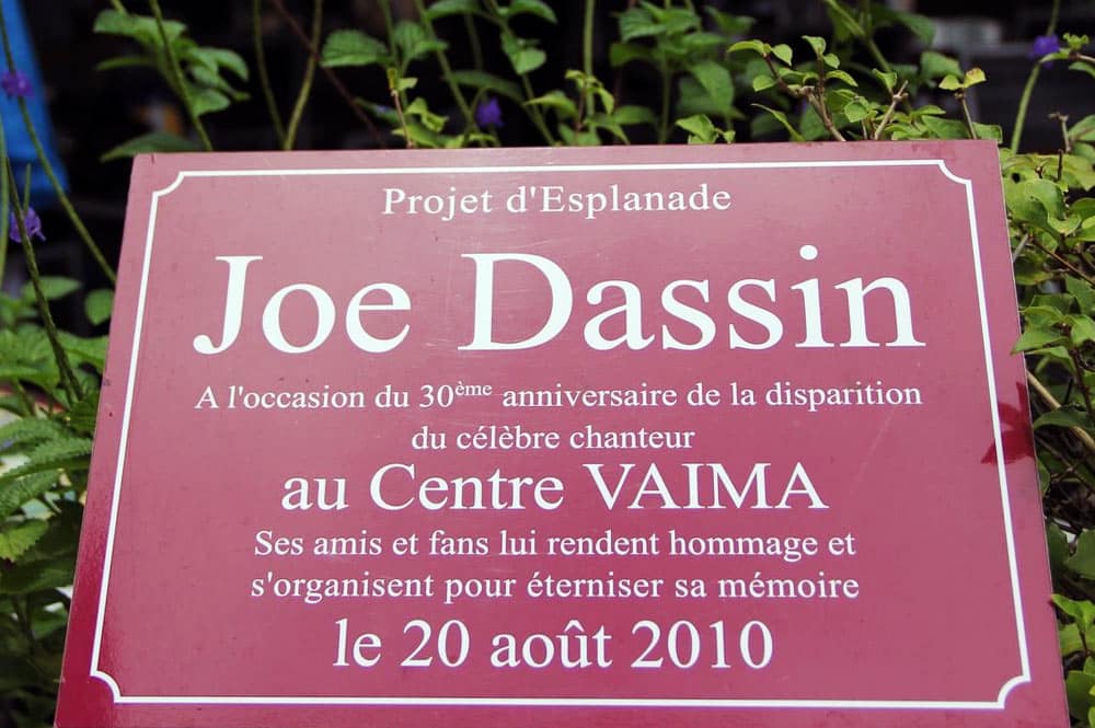 Plaque commémorative du chanteur Joe Dassin à Tahiti