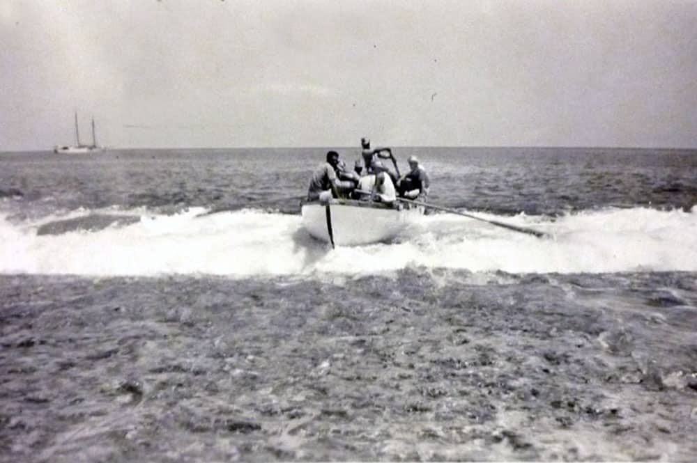 L'arrivée en baleinière à Kaukura en 1950