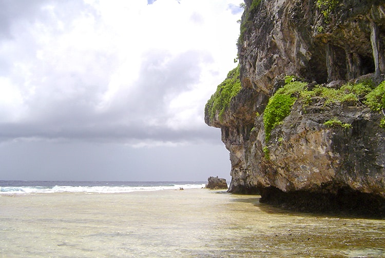 Moai et pierre Anapoto à Moumu, Makatea © Tahiti Heritage