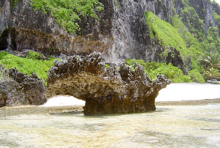 Pierre Anapoto à Moumu, Makatea © Tahiti Heritage