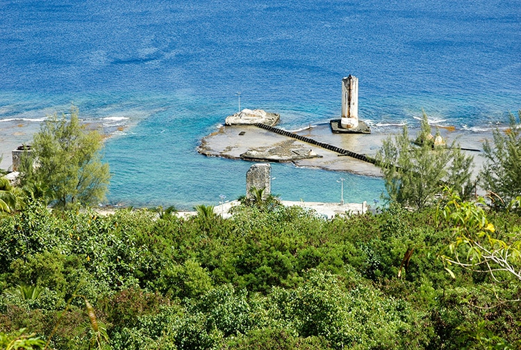 Vue du belvédère de Temao, sur la darse du port . Makatea