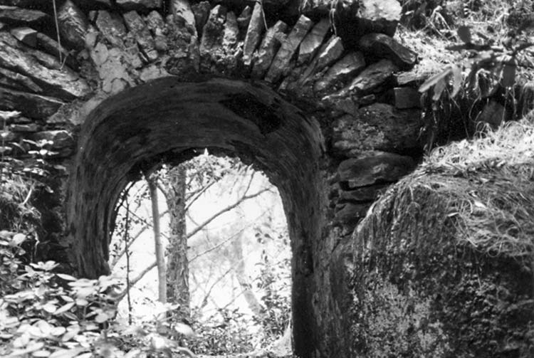 Sentier Teruakeika et arc de triomphe de Kirimiro, à Mangareva © Tahiti Heritage