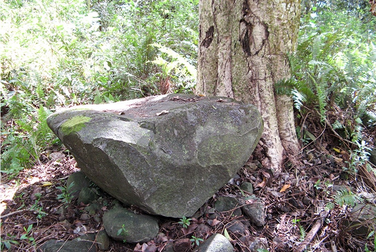 Pierre tambour de Rikitea © Tahiti Heritage