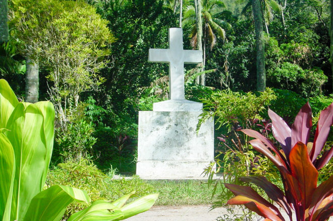 Croix du père Ferrier à Taku, Mangareva © Tahiti Heritage
