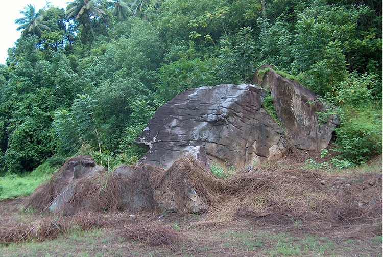 Pierre d'intronisation - Atitaunia, à Mataeia, Tahiti