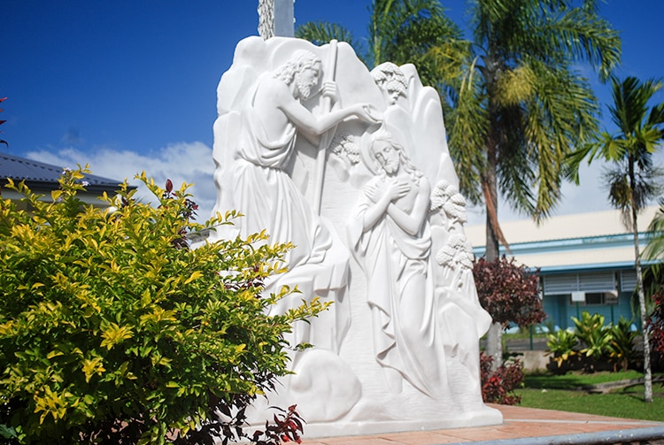 Sculpture de l'église Saint Jean-Baptiste de Mataiea © Tahiti Heritage