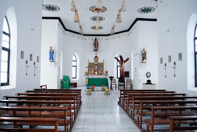 Première église de Napuka en 1924, un simple fare niau