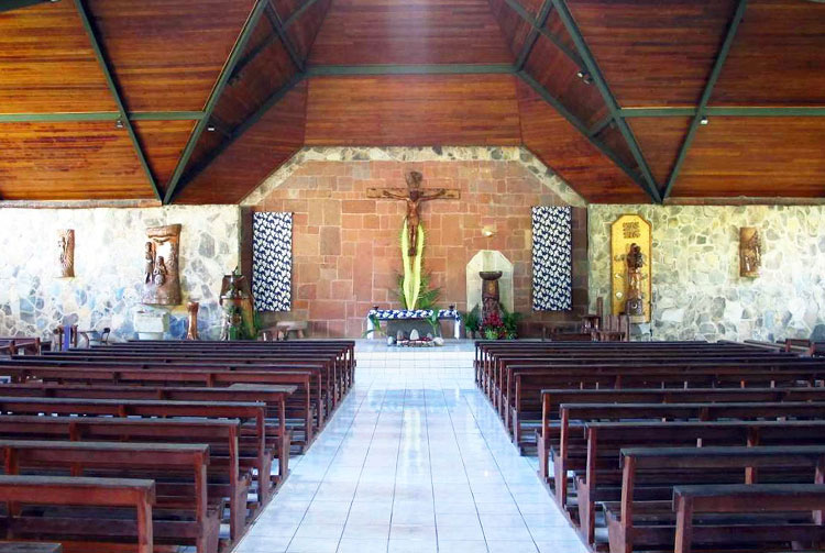 Intérieur de la cathédrale Notre-Dame de Taiohae, Nuku Hiva