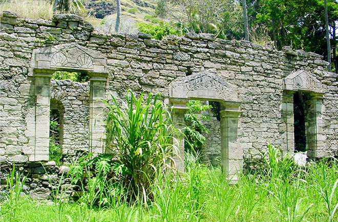 Vestiges de la maison du roi à Akamaru, Gambier en 2000 © Tahiti Heritage