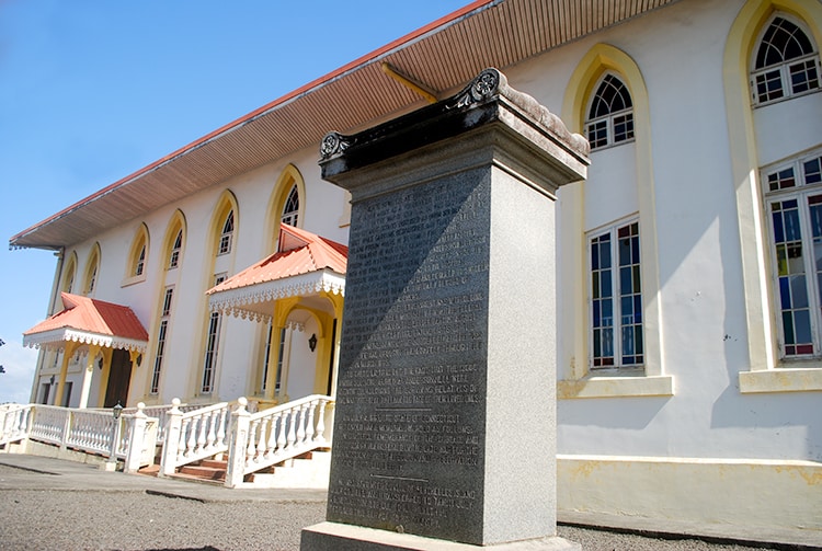 Tombe de Dorence Atwater, héros de la guerre de sécession, au temple de Papara, Tahiti