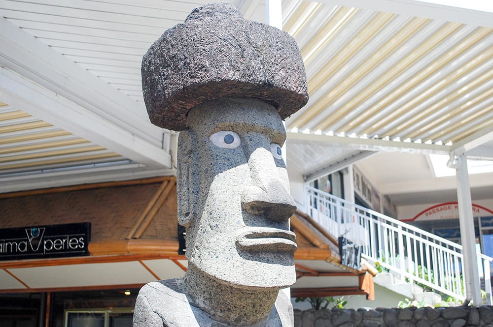 Moai de la Lan Chile au centre vaima à papeete