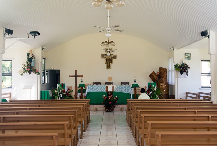 Intérieur de l'église Sainte-Anne de Papenoo