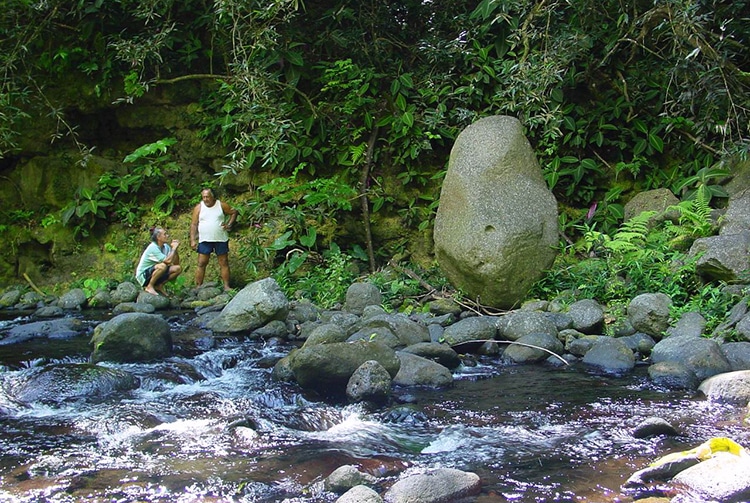 La pierre de la sculpture de Tahiri vahine dans la vallée de la Naohata avec le sculpteur Tunui Salmon et le conseiller municipal Noël Taratua en 2005