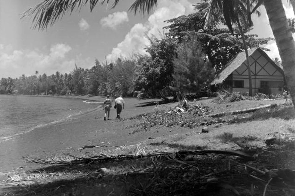 Plage du Royal Tahitien à Pirae en 1952