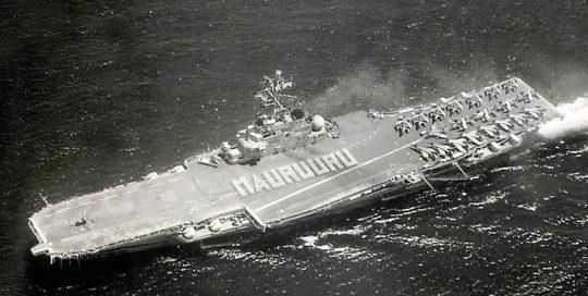 Le porte avions Clémenceau à Vaiaro en 1968